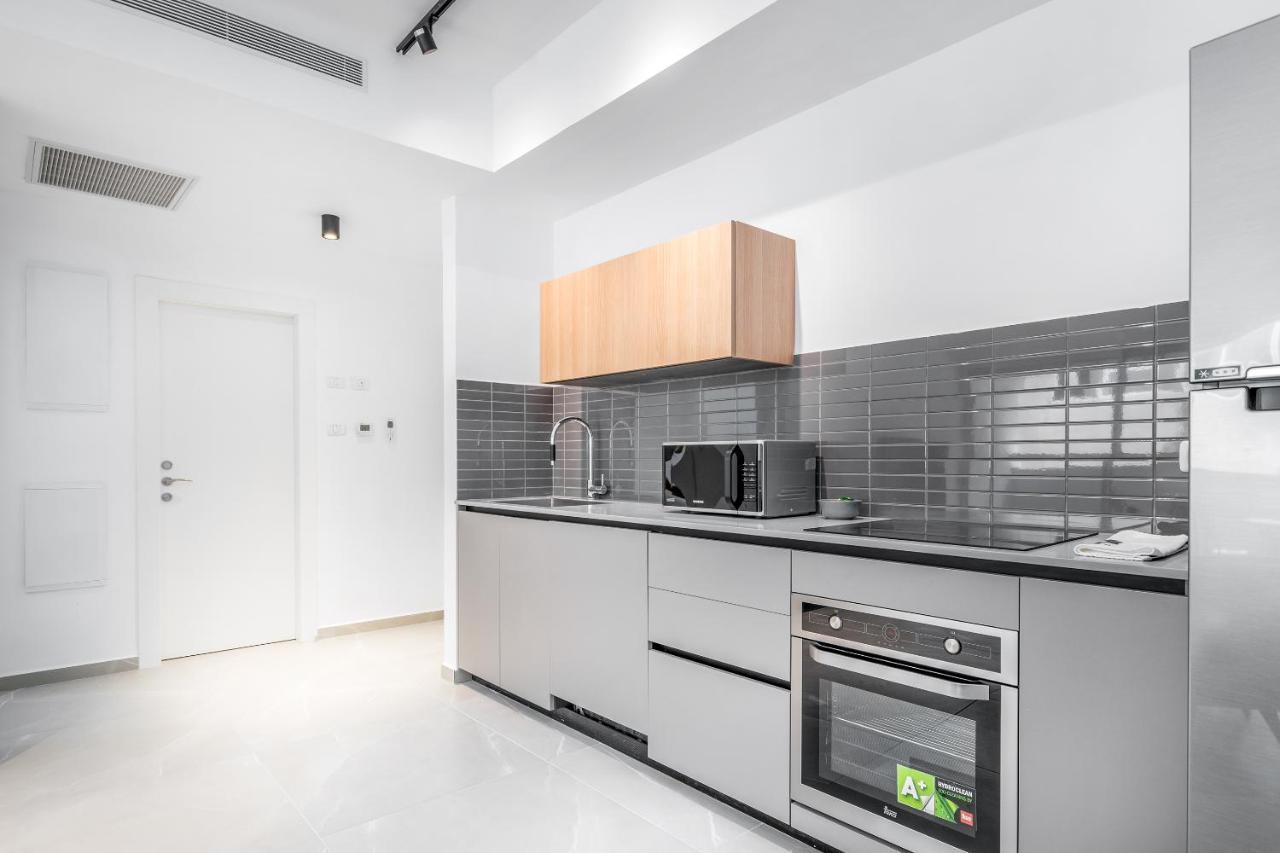 Appartamento Stunning 1 Bdr With Balcony On Sheinkin St Tel Aviv Esterno foto